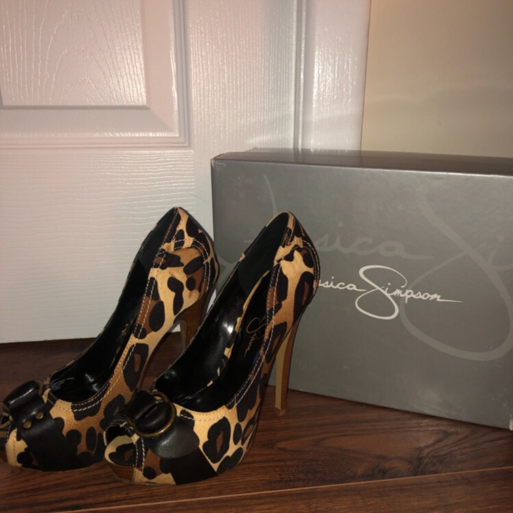 Jessica Simpson platform pumps!!